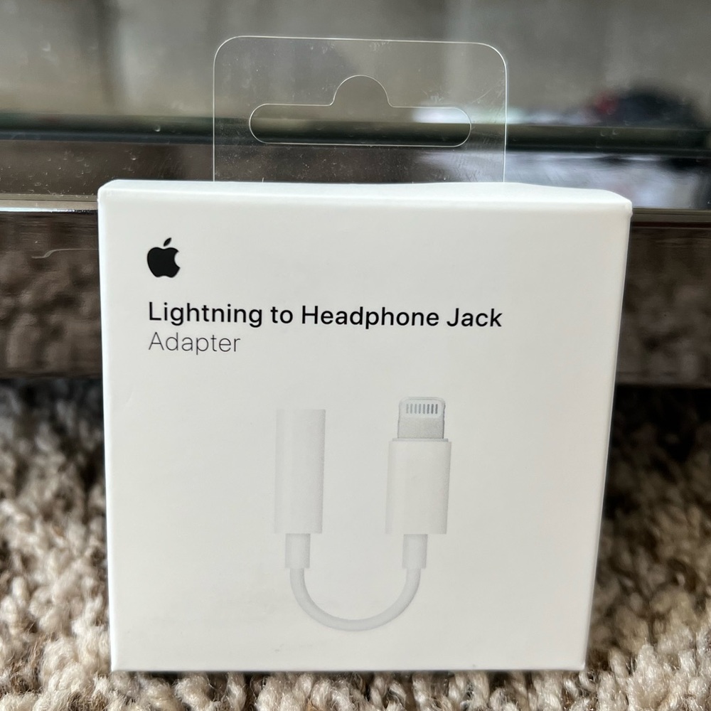 Apple Lightning to 3.5 mm Headphone Jack Adapter